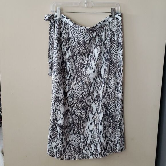 Wrap around 🎿 skirt - Picture 2 of 2